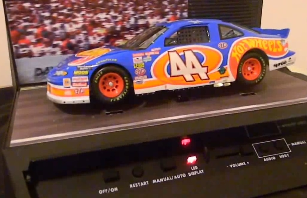 Vídeo] Carrinhos Hot Wheels recriam corridas da Nascar